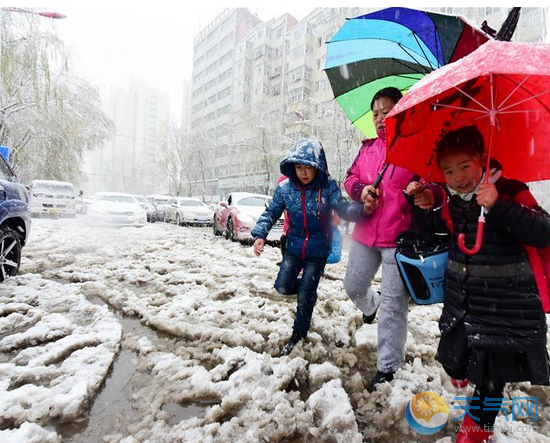 冷空气袭新疆降温降雪 双十一京津冀雾霾笼罩