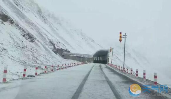 受强降雪影响 新疆局地多路段交通管制