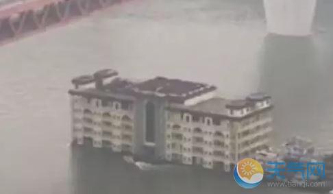 重庆5层大楼江上漂 被轮船拖着搬迁？