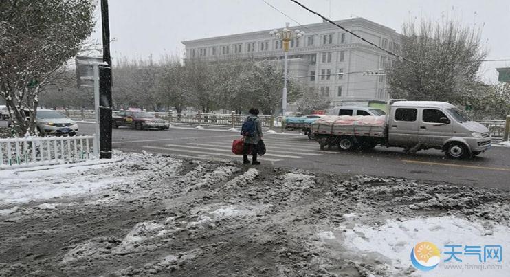 新疆伊犁现入秋最大降雪 新增积雪30厘米风吹雪1米以上