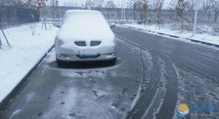 新疆伊犁现入秋最大降雪 新增积雪30厘米风吹雪1米以上