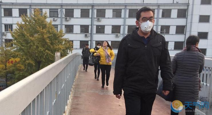 北京重污染黄色预警：行人戴口罩防污