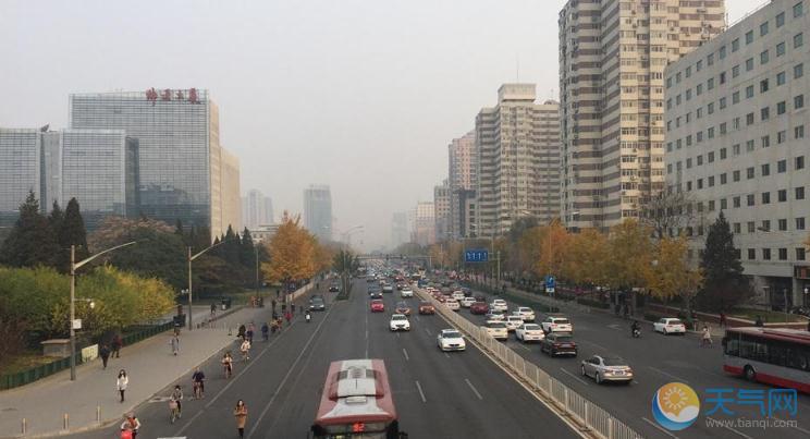 北京重污染黄色预警：行人戴口罩防污