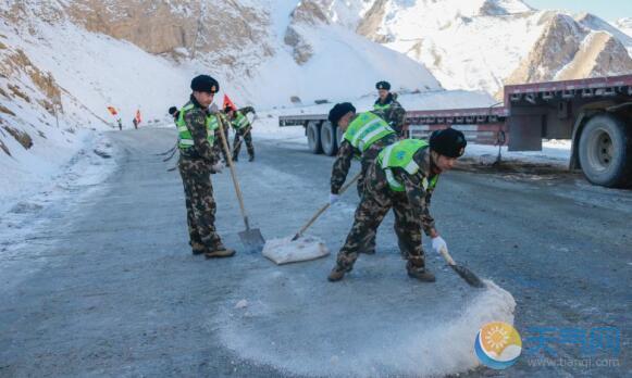 新藏道路结冰致交通受阻 武警鏖战6小时疏通道路