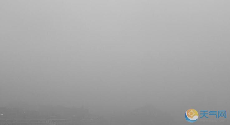 浓雾袭击重庆建筑物消失 能见度不足100米发大雾预警