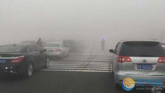 受大雾天气影响 江苏航班延误高速管制