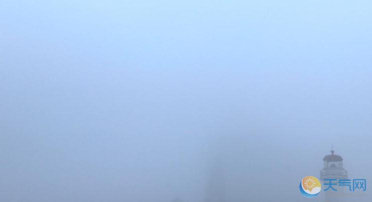 广西桂林荔浦县城浓雾笼罩 能见度不足20米如罩白纱