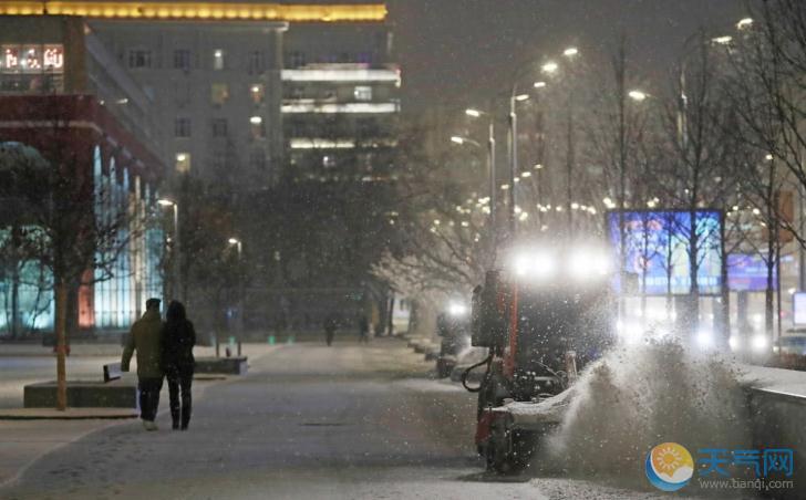 俄罗斯莫斯科大雪现场图集 夜幕下白雪纷飞灯光柔美