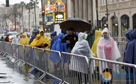 美国加州暴雨引发泥石流 导致多条公路关闭