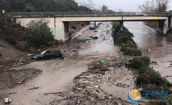 美国加州暴雨引发泥石流 导致多条公路关闭