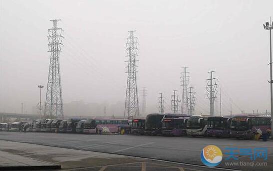 今日郑州持续大雾 市内多条班线全线停班