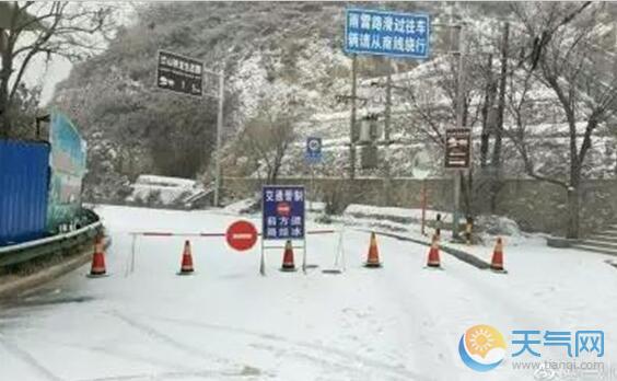 甘肃遭遇强降雪天气 省内多条高速交通管制