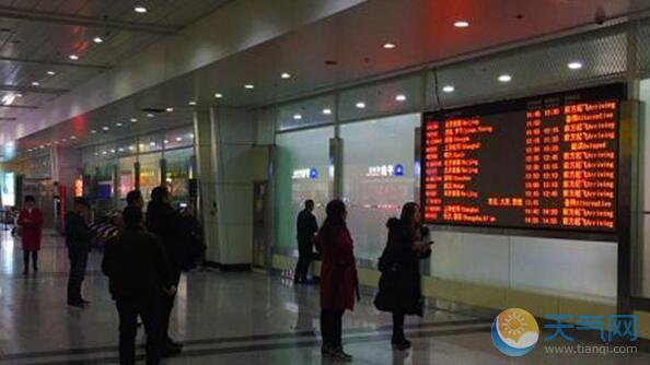 降雪致乌鲁木齐机场航班延误 滞留旅客达3700余人
