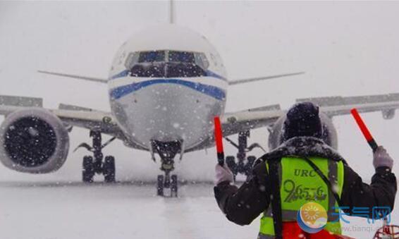 降雪致乌鲁木齐机场航班延误 滞留旅客达3700余人
