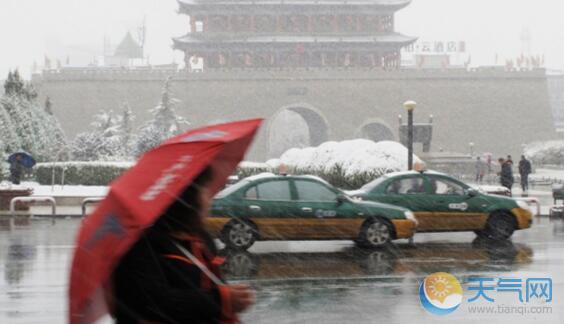 甘肃遭遇强降雪天气 省内多条高速交通管制