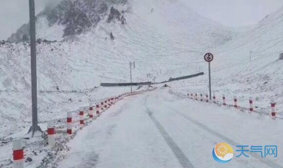 乌鲁木齐持续强降雪 部分道路出现结冰