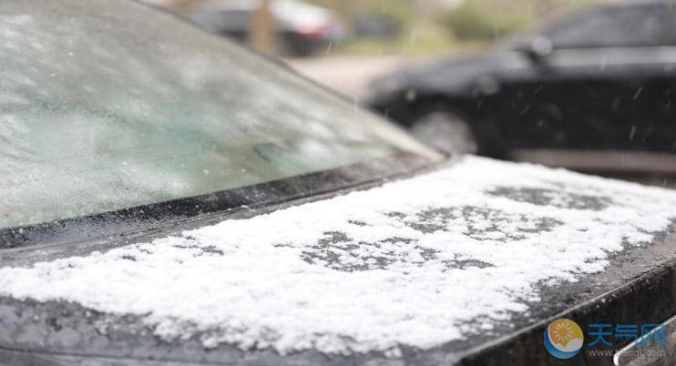 河北石家庄迎今冬首场雪 道路湿滑交通拥堵冬日寒冷