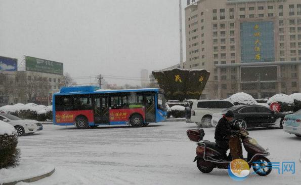 甘肃酒泉大雪现场图集 道路结冰交通管制忙除雪