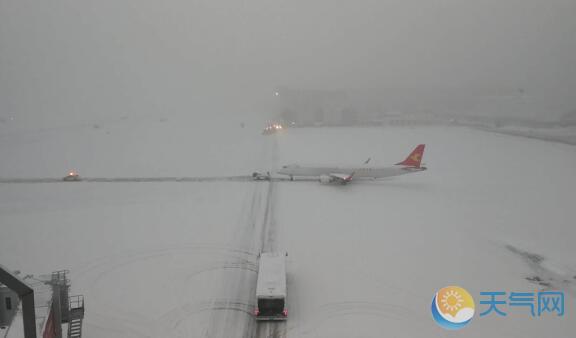 新疆多地强降雪道路管制 乌市航班取消101架次