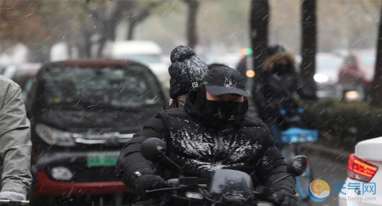 河北石家庄迎今冬首场雪 道路湿滑交通拥堵冬日寒冷