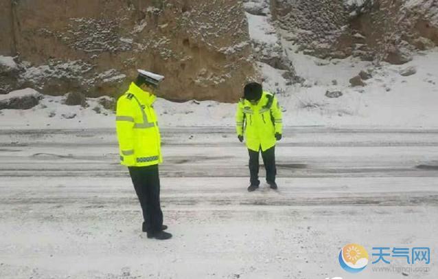 甘肃永登小雪现场图 发道路结冰黄色预警开始除雪