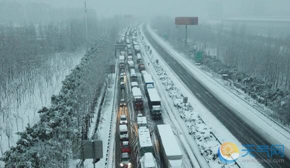 白银省道308线路段出现结冰 近百车辆被滞留