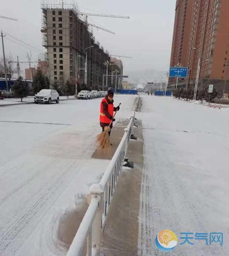 甘肃永登小雪现场图 发道路结冰黄色预警开始除雪