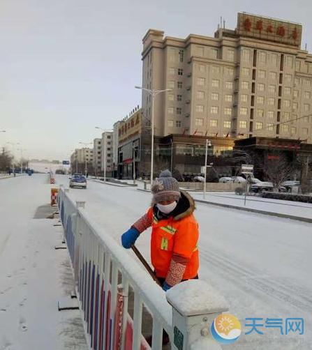 甘肃永登小雪现场图 发道路结冰黄色预警开始除雪