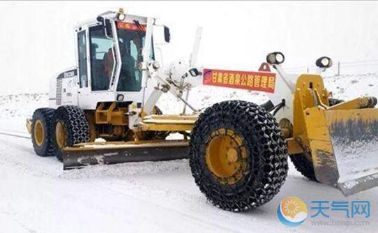 甘肃阿克塞县强降雪 国道215线路段交通管制