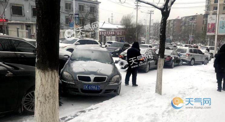 辽宁迎大范围雨雪天气 各地交通受阻严重路面积雪