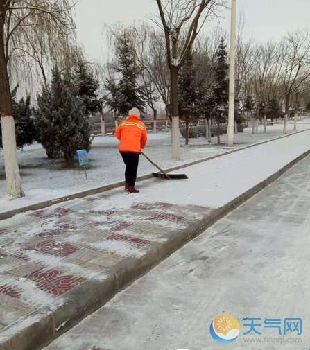 甘肃永登小雪现场图 发道路结冰黄色预警开始除雪