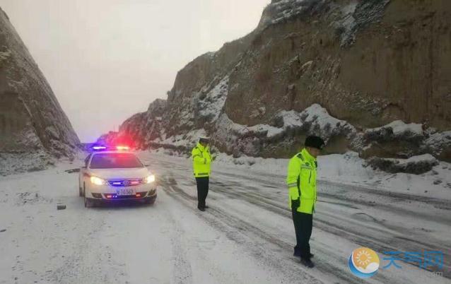 甘肃永登小雪现场图 发道路结冰黄色预警开始除雪