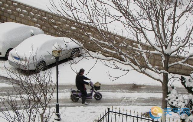 山东烟台大雪一夜不停 市区积雪10厘米影响早高峰