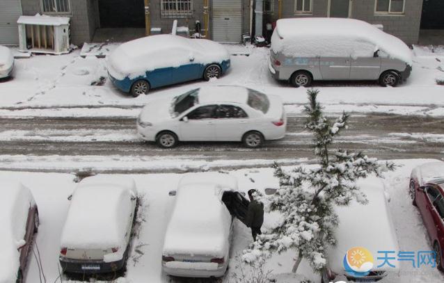 山东烟台大雪一夜不停 市区积雪10厘米影响早高峰