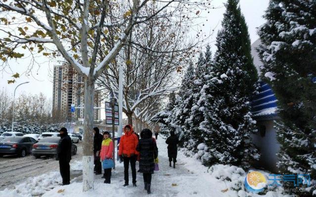 山东烟台大雪一夜不停 市区积雪10厘米影响早高峰