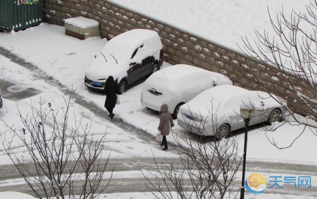 山东烟台大雪一夜不停 市区积雪10厘米影响早高峰