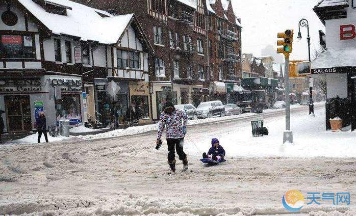 美国东南部遭暴雪袭击 上千航班取消居民被困家中