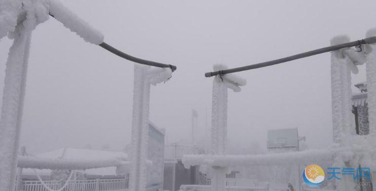 四川芦山遭寒潮低温雨雪冰冻袭击 景区关闭公路管制停水停电