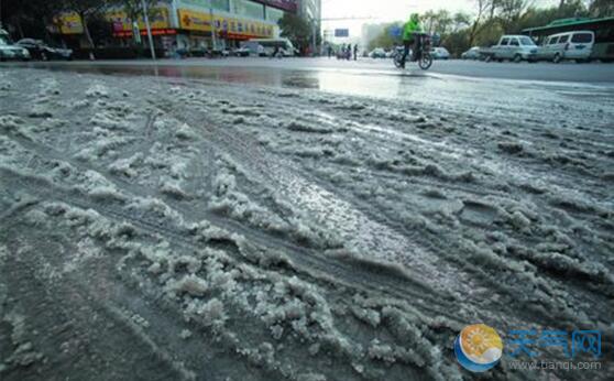贵州铜仁局地出现凝冻 交警提醒市民注意行车安全