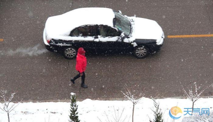 山东威海今再迎降雪 市民雪中出行风中俏丽