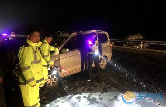 河南多地普降大雪 交警多方位除雪保安全