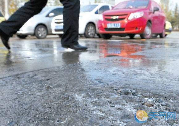 冬季路面结冰注意事项 道路结冰行人和车辆如何防滑