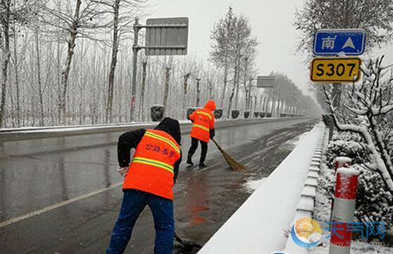 烟台多路段积雪严重 全市出动1465余人清雪