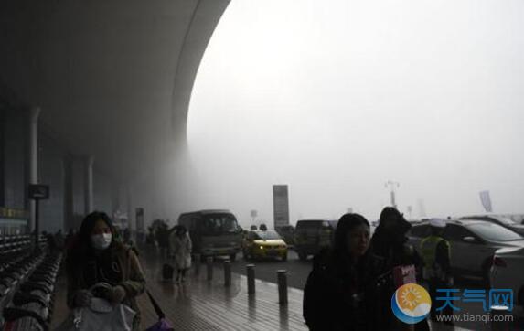 重庆遭遇大雾天气 100余架次航班延误