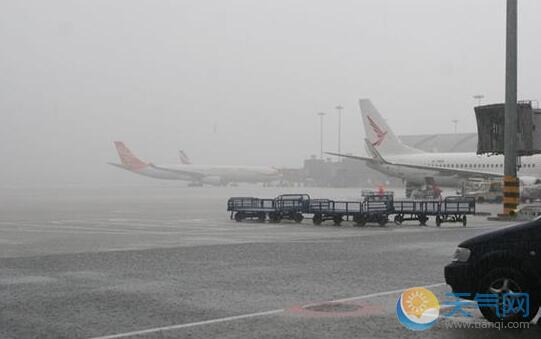 江西发布大雾橙色预警 航班延误多条高速管制
