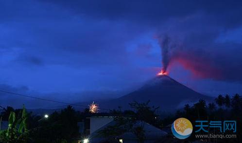 印尼活火山爆发 火山灰冲出7500米下午又地震