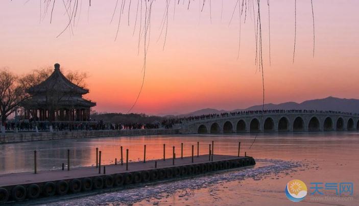 夕阳映照北京颐和园 十七孔桥现金光穿洞奇景