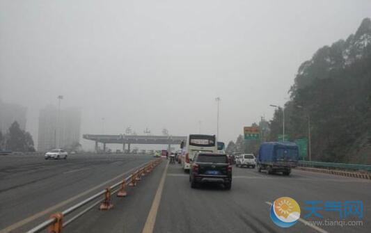 受大雾天气影响 四川20多条高速交通管制
