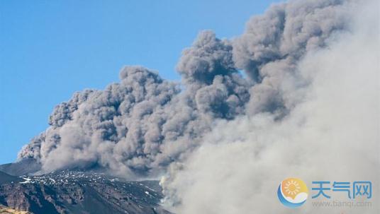 意大利埃特纳火山爆发 监测到130次地震机场关闭