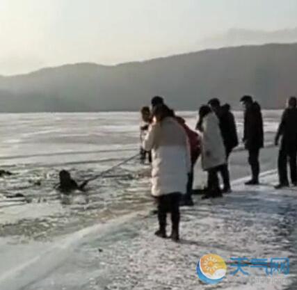 轿车冰上漂移落水3人死亡 5人只活2人1人被拘留